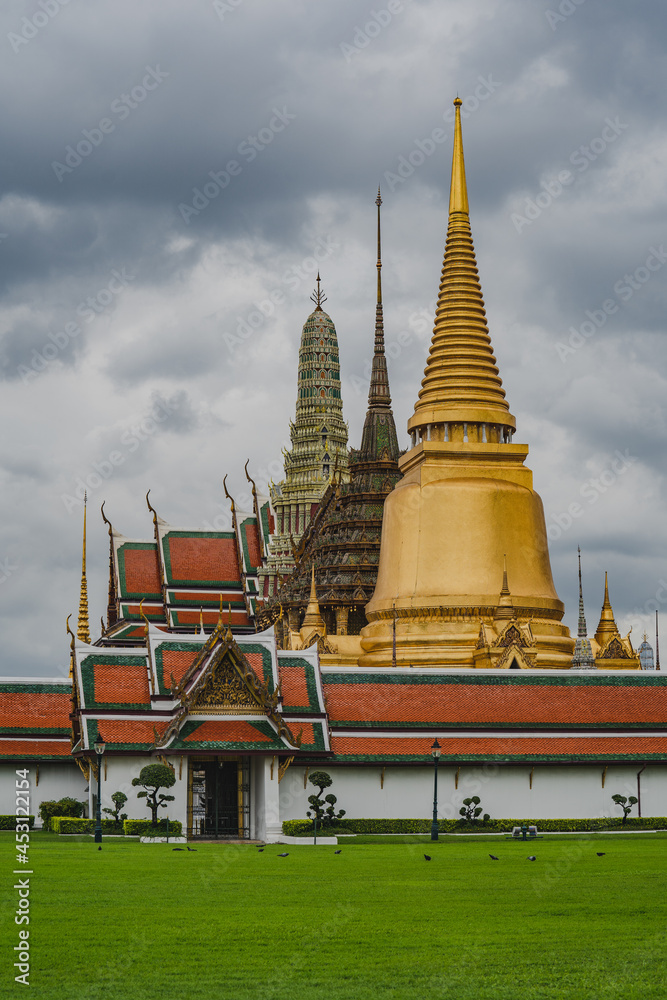Fototapeta premium Stupa in Grand palace and Wat phra keaw at bangkok thailand.