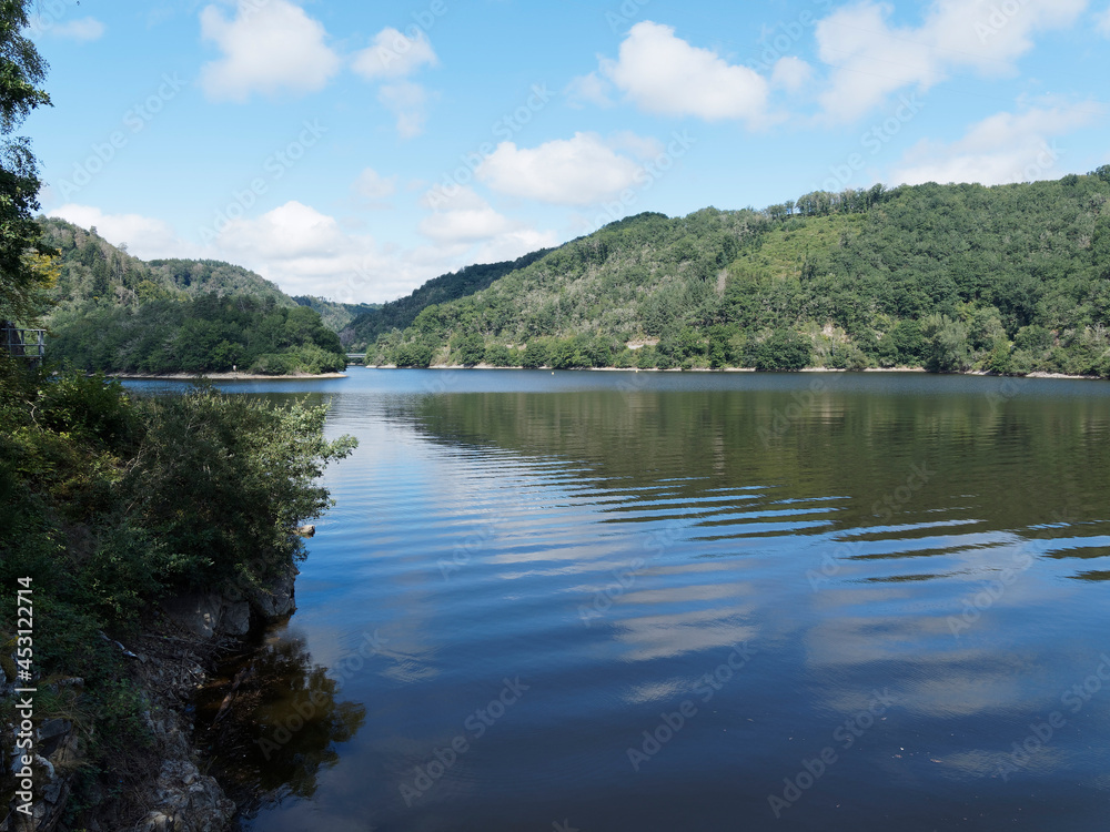 Paysages des lacs d'Auvergne - Patrimoine et nature des Combrailles. Plan d'eau et barrage des Fades-Besserve sous un ciel bleu d'été