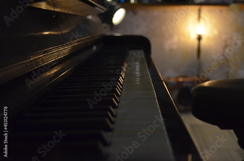 piano in coffee shop