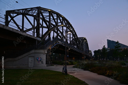 Deutschherrnbrücke Bahnbrücke im Sonnenuntergang in Frankfurt am Main