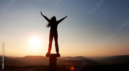 Glückliche Frau in der Rhön bei Sonnenuntergang