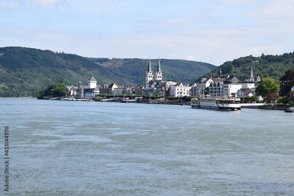 Passagierschiff bei Boppard im Mittelrheintal Passagierschiff bei Boppard im Mittelrheintal