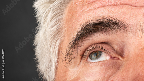 Foto an elderly man's eye close up, wrinkles and crow's feet aging concept