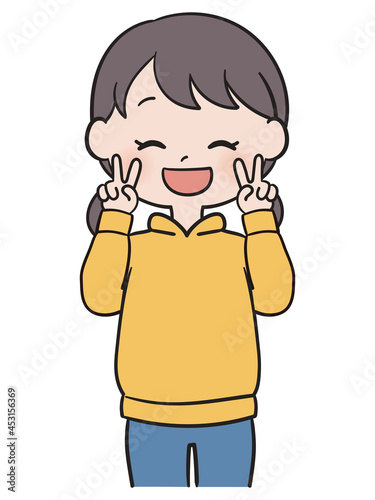 ダブルピースする女の子