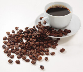 Leinwandbilder Kaffee Bar Kaffeetasse mit verstreuten Bohnen weiß  © Mauricio