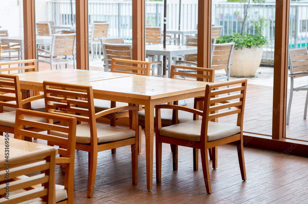 Obraz premium フードコートのテーブルとイス