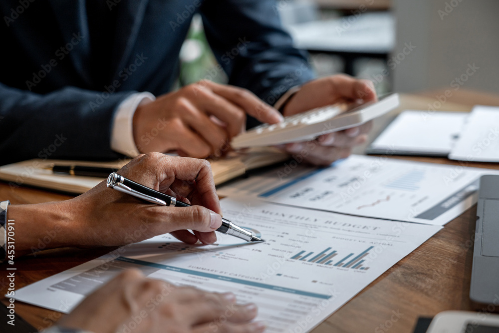 Naklejka premium Business team collaboration discussing working analysis with financial data and marketing growth report graph in team to making growth profit, Partner meetings and briefing