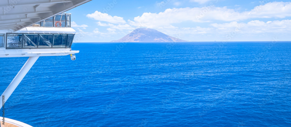 Vue du volcan le Stromboli depuis un navire de croisière.