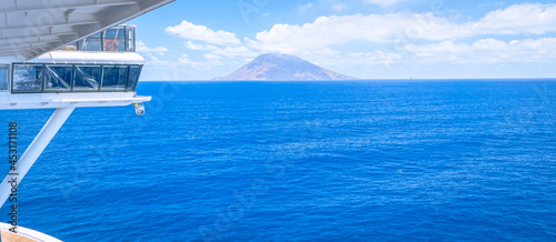 Vue du volcan le Stromboli depuis un navire de croisi  re.