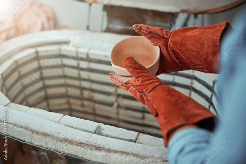 Quadro su tela Female potter firing pottery in electric kiln