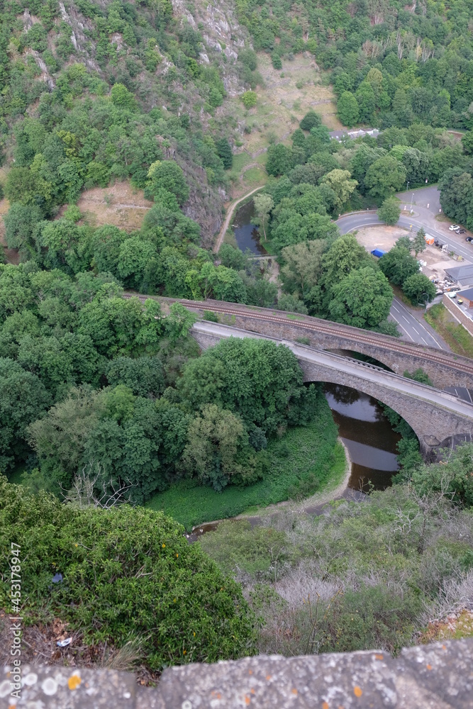 FU 2020-06-20 Ahrtour hin 1252 Durch den Wald führt ein Fluss und eine Brücke