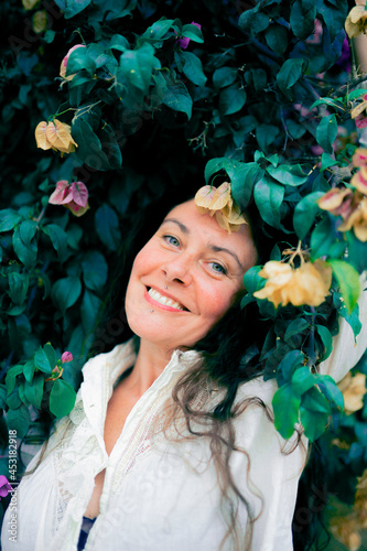 Mujer sonriendo en la naturaleza 