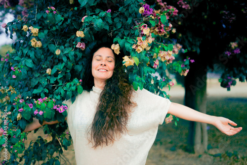 Mujer sonriendo en la naturaleza 