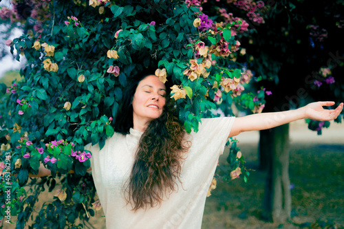 Mujer sonriendo en la naturaleza 