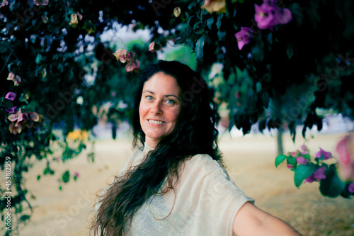 Mujer sonriendo en la naturaleza 