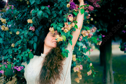Mujer sonriendo en la naturaleza 