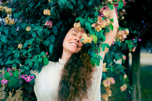 Mujer sonriendo en la naturaleza 