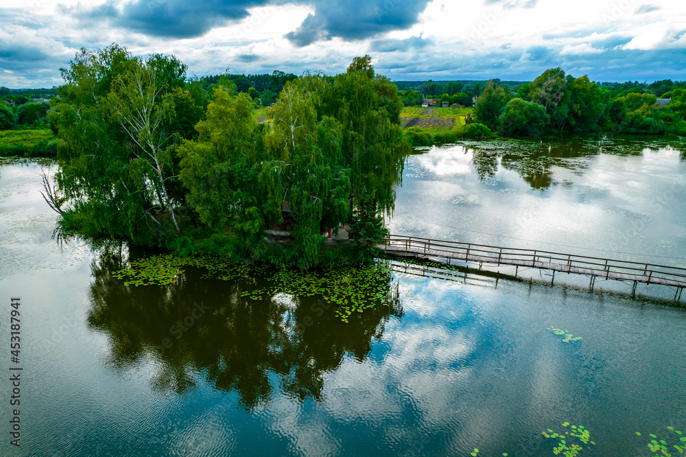 Obraz premium Aerial view of a fishing house on the lake