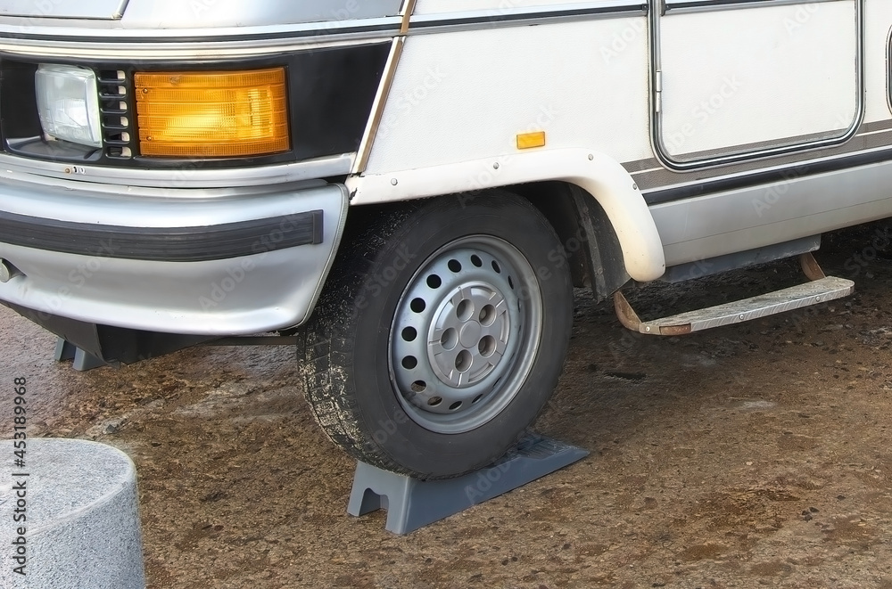 Car wheel stands. Alignment of the caravan on the level of the horizon.