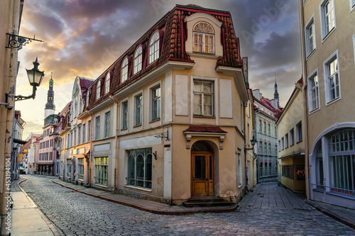 Fototapeta Naklejka Na Ścianę i Meble -  Medieval streets with old buildings at sunset in the city of Tallinn, Estonia.