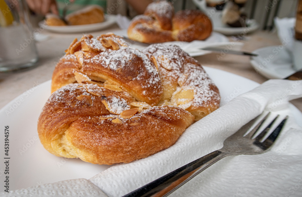 croissant con almendras croissant con almendras