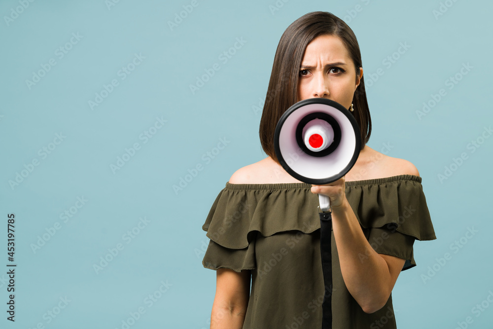 Fototapeta premium Hispanic woman with a strong message