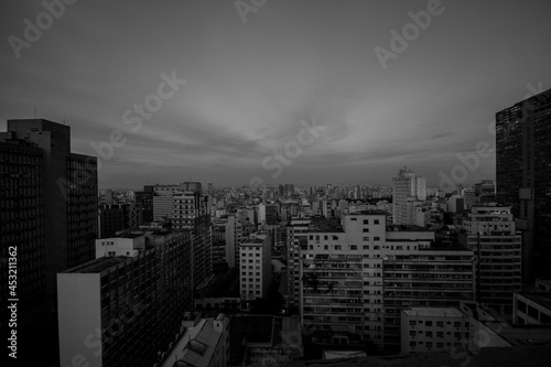 Cidade de S  o Paulo  vista de v  rios pr  dios durante o dia. A cidade de concreto