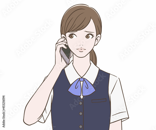 スマートフォンを持ち、困る事務員の女性