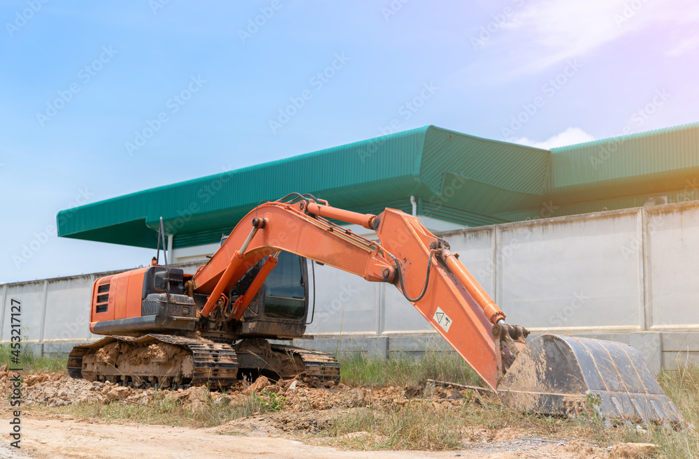 Obraz premium Excavator digging land for adjust in construcktion site.