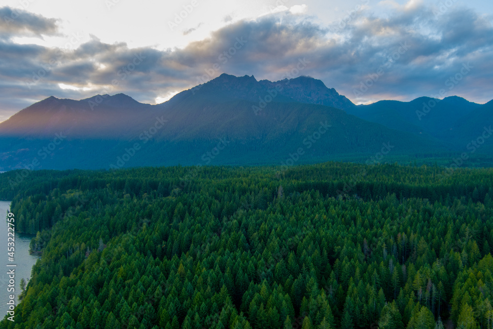 Obraz premium The Olympic Mountains at sunset