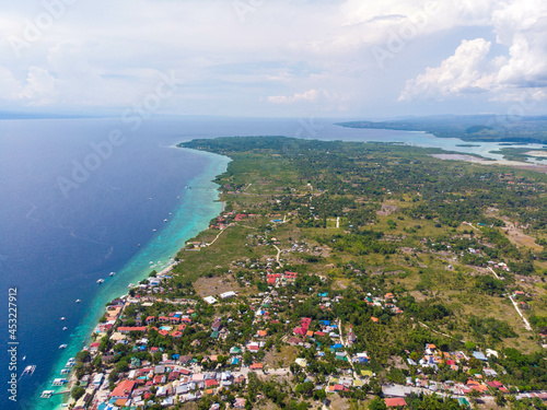 フィリピン、セブ島の南西部にあるモアルボアルの町をドローンで空から撮影した空撮写真 Scenery of diving in Moalboal, southwest of Cebu Island, Philippines. © Hello UG