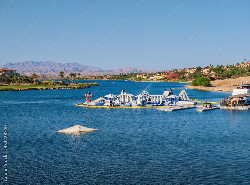 Obraz premium Sunny view of the lake landscape of Lake Las Vegas
