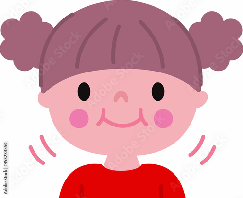 よく噛んで食べている女の子