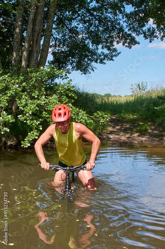 Fototapeta Naklejka Na Ścianę i Meble -  Cycliste dans l'eau
