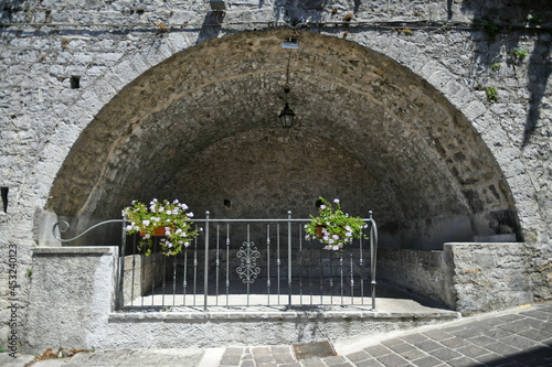 Foto An ancient stone fountain in Castelluccio Superiore, a small town in the mountains of the province of Potenza