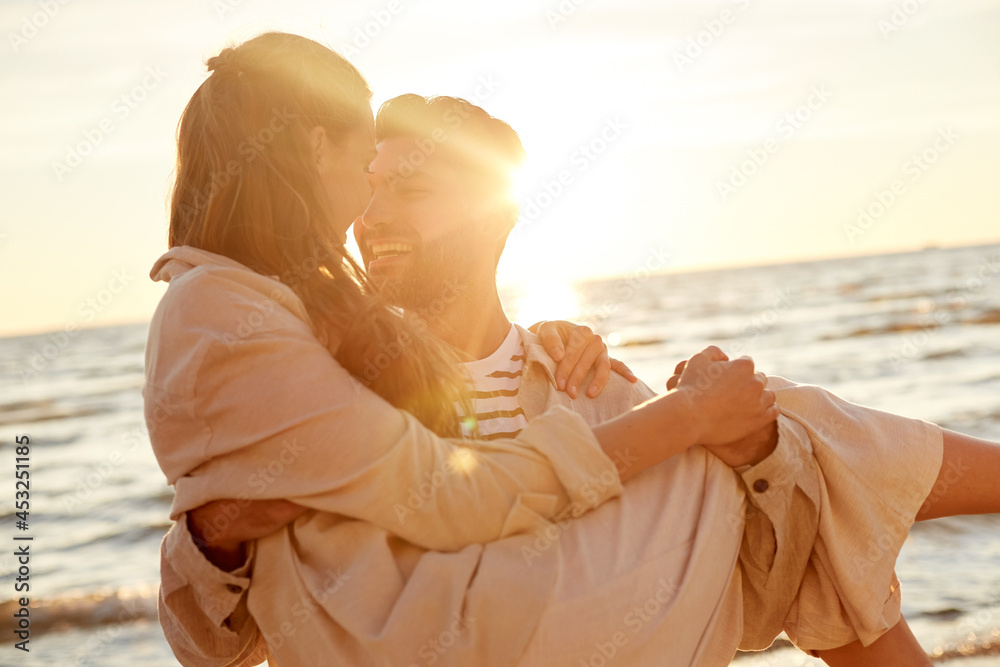 © Syda Productions - leisure and people concept - happy couple having fun on summer beach © Syda Productions - leisure and people concept - happy couple having fun on summer beach