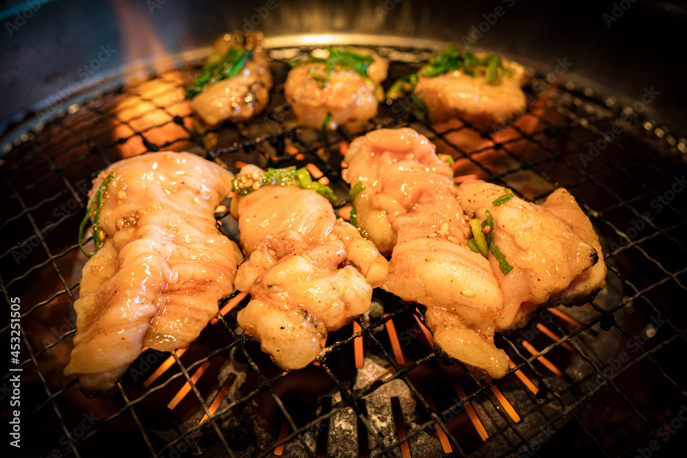 ロースターで炎に包まれたホルモン焼肉　焼肉ランチ