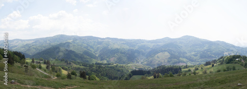 Schwarzwald Landschaft. Panoramablick von Pfaffenberg  Zeller Bergland und Zeller Blauen zu Ausblicken ins Wiesental  Frohnd und Feldberg