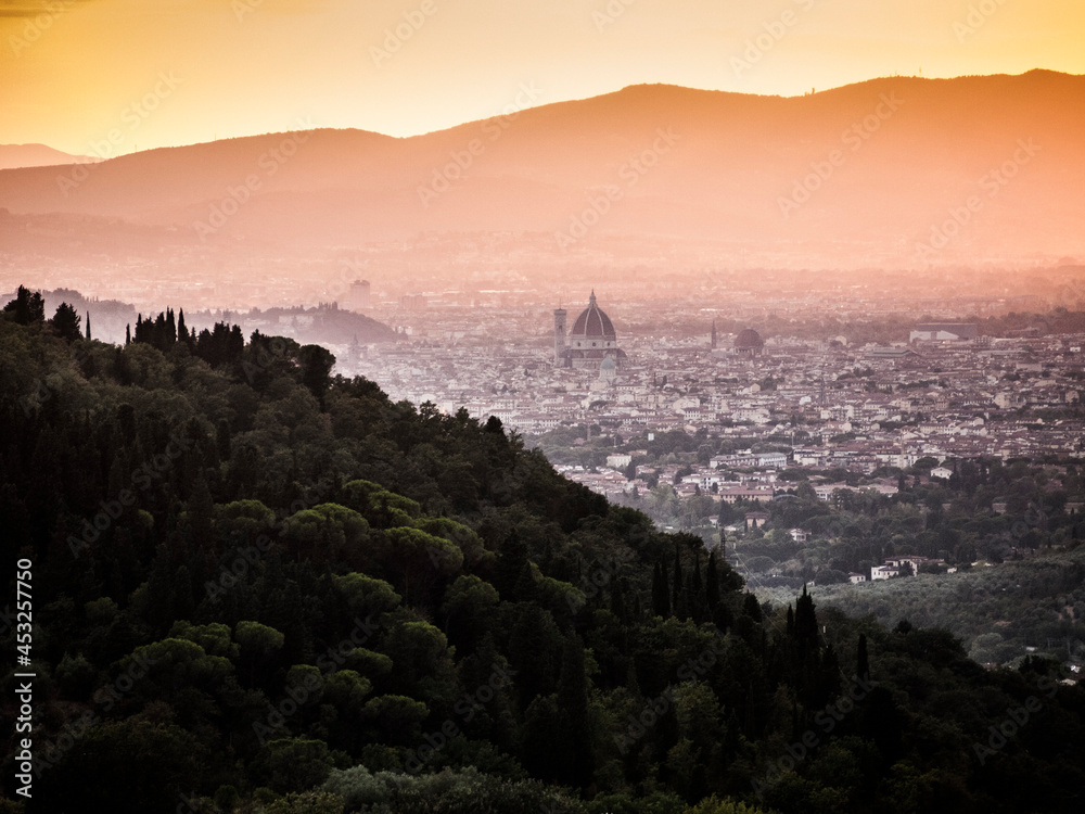 Italia, Toscana, Firenze, tramonto sulla città visto dalle colline.