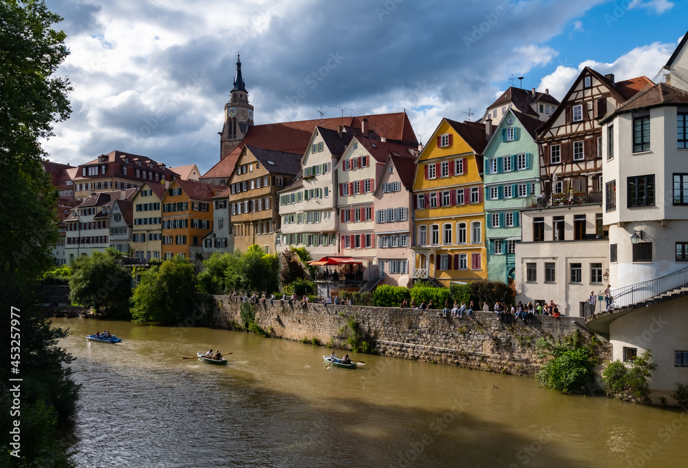 Tübingen Neckar Fluss Altstadt Baden-Württemberg Deutschland Sehenswürdigkeit Neckarfront Hölderlinturm Stocherkähne Boote Sommer Fassaden Farben Mauer Eberhardsbrücke Neckarinsel Platanenallee