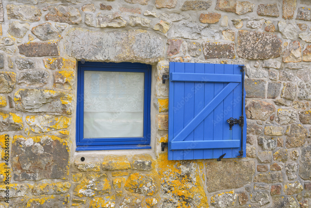 La petite fenêtre et le volet bleu sur le vieux mur en pierres, région  Bretagne, France Photos | Adobe Stock