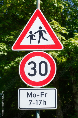 Verkehrsschild Zulässige Höchstgeschwindigkeit Dreissig Stundenkilometer,Kinder, Deutschland, europa