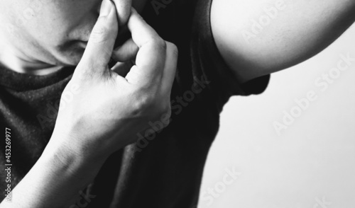 腋臭に悩む日本人男性