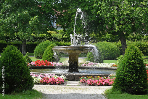 Springbrunnen in einem barocken Park
