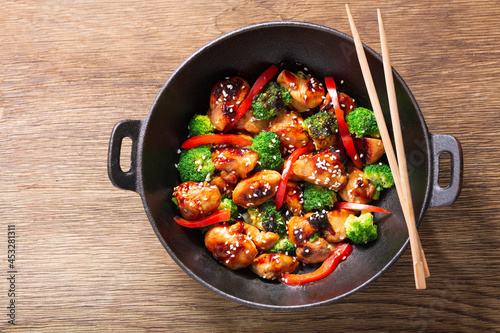 Bild auf Leinwand Stir fried chicken with vegetables in a wok