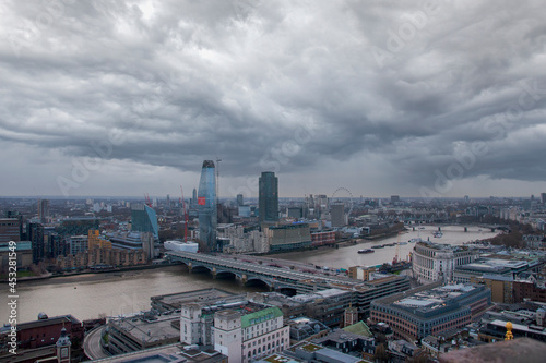 vista de la ciudad de Londres en un día de tormenta