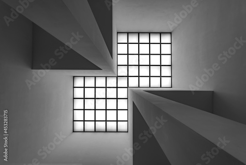Fenster Quadrat Licht Schatten Verlauf Perspektive hell dunkel Fluchtpunkt abstrakt Gebäude Raum Hintergrund Kulisse Graustufen schwarz-weiß Höhe Raster Oberfläche Struktur 