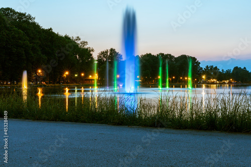 Kolorowe świecące fontanny nad zalewem w Krakowie