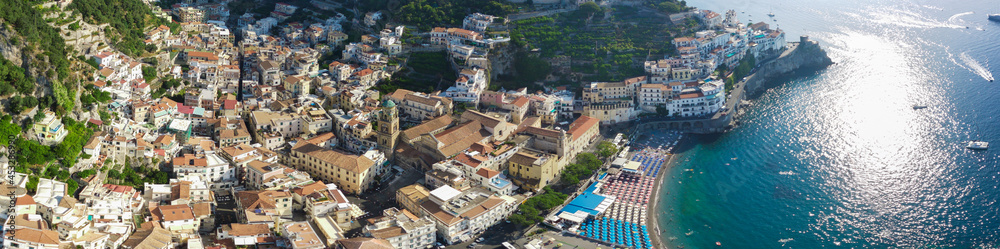Vista aerea del duomo di amalfi e della città, costiera amalfitana
