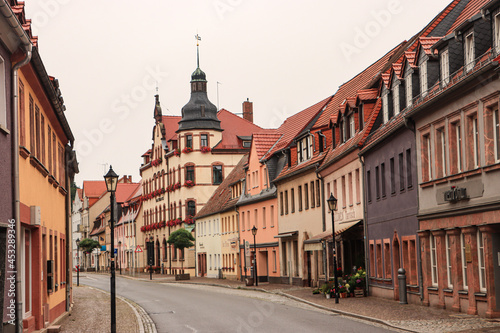 Kleinstadtatmosphäre im sächsischen Lunzenau; Blick zum Rathaus